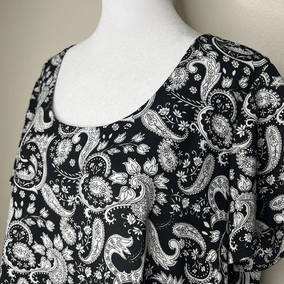 Express Black & White Floral Paisley Short Sleeve Lightweight Keyhole Top Sz L - Picture 3 of 10